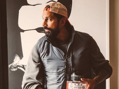 Gorham posa en su estudio para 'Icon design'. El frasco que sujeta es una versión XL creada artesanalmente de Mumbai noise, su nuevo perfume.