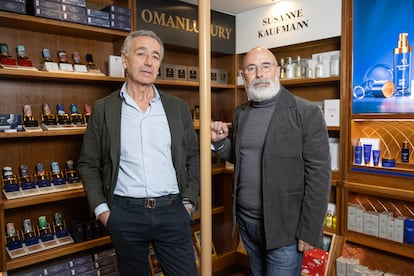 Pedro Ros (izquierda) y Guillermo Jiménez, de Boxnox en su establecimiento de a plaza de las Salesas, en Madrid.